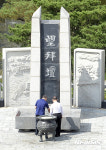 망배단에 올리는 술 한잔