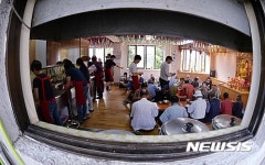 무료 급식소 찾아 식사하는 노인들