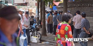 추석 연휴 무료 급식소 찾은 어르신들