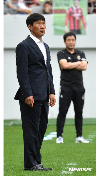 경기 지켜보는 제주 조성환 감독