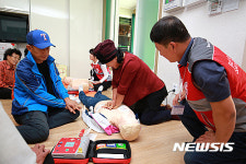 심폐소생술 교육 받는 주민들