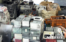 폐전자기기 분해하는 관계자