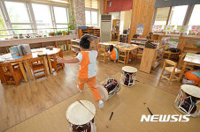 책상 밑으로 경주 용황유치원 재난대피훈련