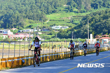 해안도로를 달리는 MTB