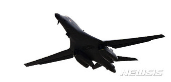 선회하는 B-1B
