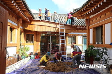 기와교체 재능기부하는 새화랑유치원 관계자