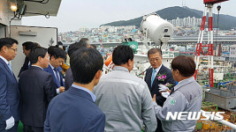 거영해운 석유화학제품선 명명식 참석한 문재인