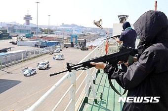 항만방호 훈련 '테러범과 대치'