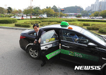 택시 타고 출근한 최명희 강릉시장