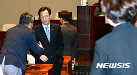 조응천 의원과 이야기 나누는 우상호 원내대표