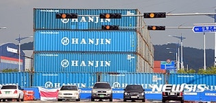 한진해운 사태 여파..도로 점령한 컨테이너