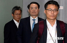 서울 사무소 나서는 김재수 농림축산식품부 장관