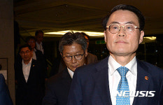 서울 사무소 나서는 김재수 농림축산식품부 장관