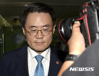해임안 가결된 김재수 농림축산식품부 장관