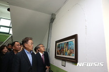 문재인 전 대표, 지진 피해 창원 명서중 방문