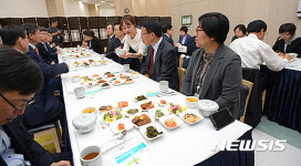 [2016국감]구내 식당서 식사하는 국회의원들