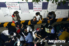 백남기 농민 안치실 입구 지키는 시민들