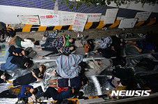 안치실 입구 지키는 시민들