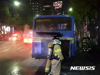 조계사 앞 도로 달리던 버스서 불…인명피해 없어
