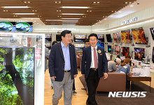 주형환 장관, LG베스트샵 강남점 방문