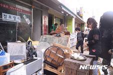 피해복구에 힘쏟는 태화시장 상인들