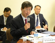 [2016국감] 질의 답변하는 이기철 LA총영사