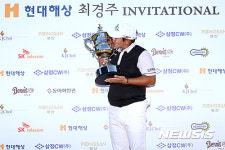 우승 트로피에 키스하는 주흥철
