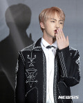 손 키스 날리는 방탄소년단 진