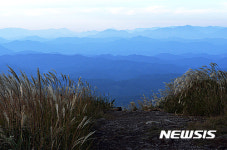 의령 한우산 정상에서 바라본 산등성이