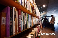 헌책 살펴보는 시민들