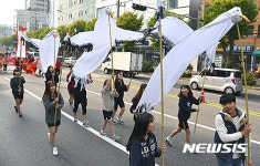 거리 퍼레이드하는 구로구 학생들
