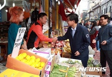 남성역 골목시장 방문한 이기권 장관