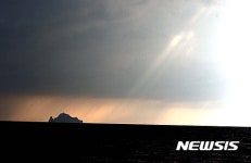 독도 앞바다 빛내림