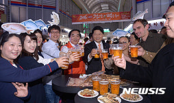 최창식 구청장-김정환 회장, 제1회 건어물 맥주 축제 시민들과 건배