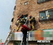 청주 성화동 상가주택 2층서 불…1명 화상