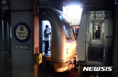 종로3가역, 멈춰선 지하철 1호선 열차