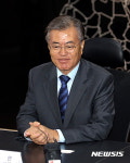 굳은 표정의 문재인