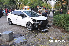 익산 공원으로 차량 돌진…5명 부상