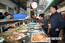 산성시장 방문한 김동극 인사혁신처장