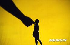성추행·성폭행 일삼은 화가 중형