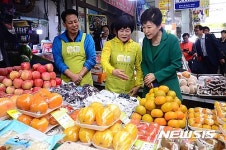 시장 방문해 과일 살펴보는 박 대통령