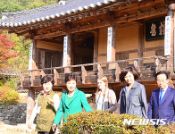 인동장씨 종택 둘러보는 박근혜 대통령