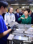 근로자와 대화 나누는 박근혜 대통령
