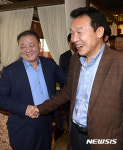 강창일 의원과 인사 나누는 손학규 대표
