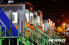 출발 준비 중인 부산 도시철도