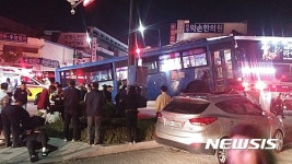 원주서 시내버스 승용차 추돌 승객 15명 부상
