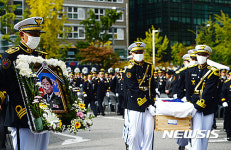 "술 한잔 약속 왜 안 지키나"…故김창호 경감 영결식 눈물바다
