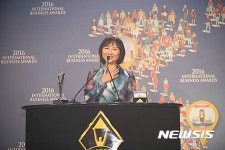 수상소감 이야기하는 한유진 ASE어린이집 원장