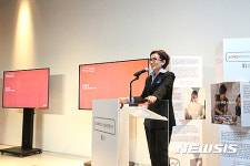인사말하는 여명숙 위원장