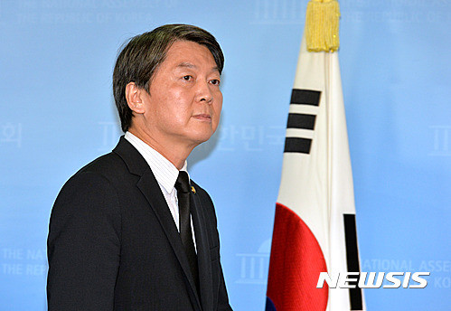 안철수, 이재명 대통령에게 조국·윤미향 사면 반대 플래카드 들고 항의